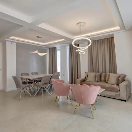 Luxury One Bedroom In דירה *
